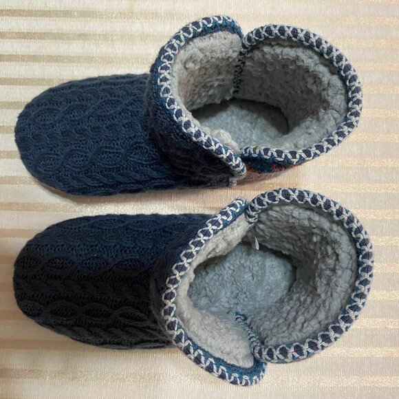 MUKLUKS SLIPPERS SIZE SMALL 5-6 FLATS WEAR INSIDE OR OUT. - Picture 2 of 5
